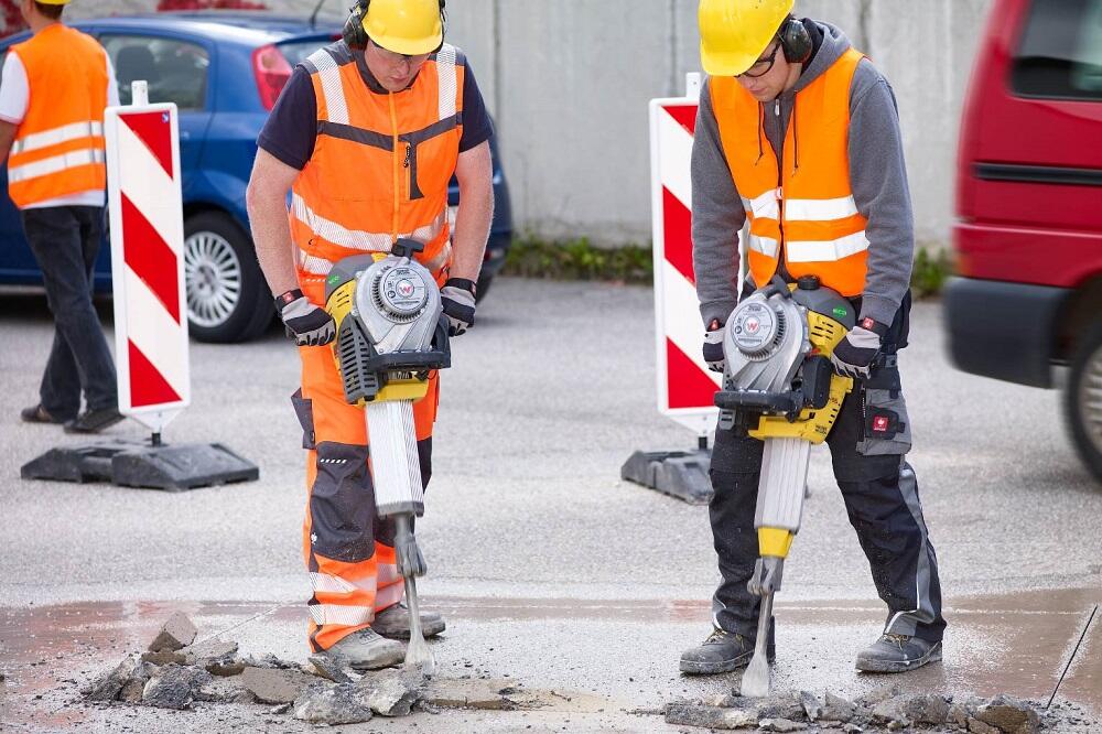 Рабочие с отбойниками Wacker Neuson BH 55