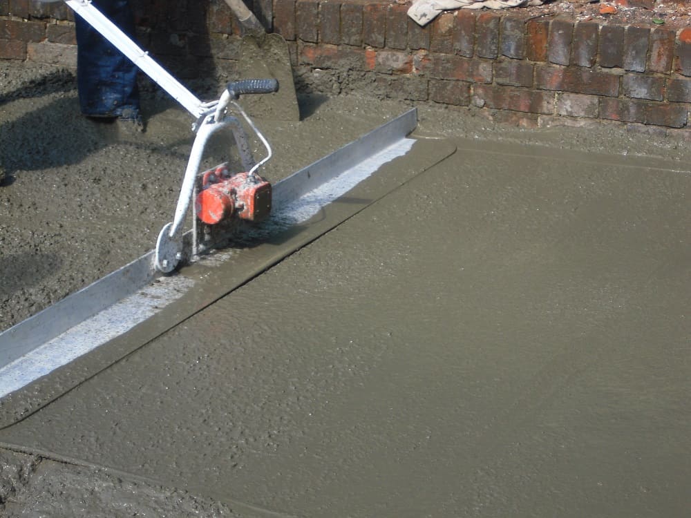 Трамбовка бетона виброрейкой